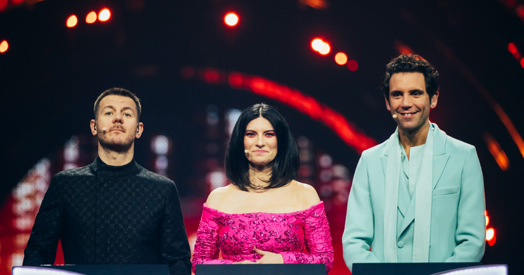 MIKA spolu s ďalšími moderátormi Eurovízie 2022 – Alessandrom Cattelanom a talianskou speváčkou Laurou Pausini. 
