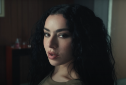 Úspešná spolupráca Charli xcx s Billie Eilish. pieseň Guess je plná energie